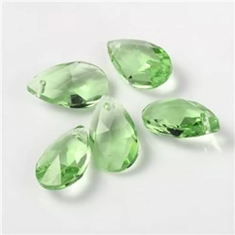 Pandantiv sticlă fațetată verde peridot Pandantiv sticlă fațetată verde peridot