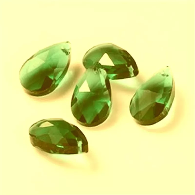 Pandantiv sticlă fațetată verde Pandantiv sticlă fațetată verde